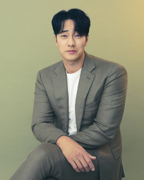 So Ji Sub đang có màn tái xuất được kỳ vọng sẽ đạt đến đỉnh cao mới của &apos;Soganji&apos; với vẻ nam tính mạnh mẽ nhưng không hề khoa trương trong loạt phim gốc của Netflix, Mercy for None sẽ được phát hành vào ngày 6/6. Dựa trên webtoon cùng tên của Oh Se Hyung và Kim Gyun Tae, phim kể về câu chuyện trả thù cô đơn của một người đàn ông quay trở lại thế giới tội phạm có tổ chức để truy tìm sự thật đằng sau cái chết của em trai mình.