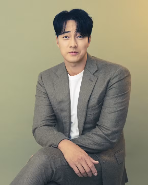 So Ji Sub đang có màn tái xuất được kỳ vọng sẽ đạt đến đỉnh cao mới của 'Soganji' với vẻ nam tính mạnh mẽ nhưng không hề khoa trương trong loạt phim gốc của Netflix, Mercy for None sẽ được phát hành vào ngày 6/6. Dựa trên webtoon cùng tên của Oh Se Hyung và Kim Gyun Tae, phim kể về câu chuyện trả thù cô đơn của một người đàn ông quay trở lại thế giới tội phạm có tổ chức để truy tìm sự thật đằng sau cái chết của em trai mình.