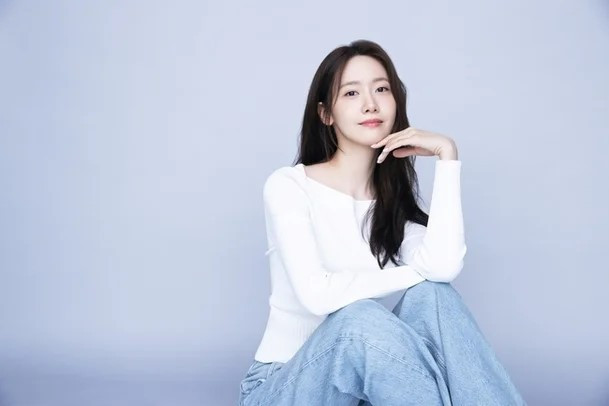 Nhờ vẻ ngoài và sự kết hợp hoàn hảo giữa phong cách sành điệu và thanh lịch, Yoon Ah nhận được rất nhiều lời mời chào từ nhiều lĩnh vực khác nhau như các thương hiệu thời trang cao cấp, trang sức, mỹ phẩm... và tiếp tục phát huy sức ảnh hưởng vững chắc và chứng minh vị thế của mình như một 'nữ hoàng toàn cầu' sau 18 năm ra mắt, khi xếp thứ ba trong hạng mục 'Nữ diễn viên' của Star Rankings, tuần đầu tiên của tháng Năm (lần thứ 111), từ ngày 1/5 đến 8/5. Nhờ vẻ ngoài và sự kết hợp hoàn hảo giữa phong cách sành điệu và thanh lịch, Yoon Ah nhận được rất nhiều lời mời chào từ nhiều lĩnh vực khác nhau như các thương hiệu thời trang cao cấp, trang sức, mỹ phẩm... và tiếp tục phát huy sức ảnh hưởng vững chắc và chứng minh vị thế của mình như một 'nữ hoàng toàn cầu' sau 18 năm ra mắt, khi xếp thứ ba trong hạng mục 'Nữ diễn viên' của Star Rankings, tuần đầu tiên của tháng Năm (lần thứ 111), từ ngày 1/5 đến 8/5.