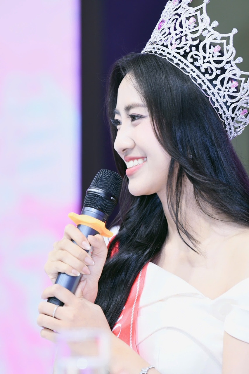 Được truyền cảm hứng rất nhiều từ hành trình nỗ lực của Hoa hậu Thanh Thủy, như chia sẻ trước đây và hôm nay với cương vị tân Hoa hậu Việt Nam, Trúc Linh vẫn mang trong mình tâm thế tự tin, điềm tĩnh và không hề cảm thấy áp lực bởi cô khẳng định sẽ luôn xuất hiện trước công chúng với vẻ ngoài rạng rỡ cũng như tin rằng: "Mỗi thời đại đều có những chuẩn mực riêng về cái đẹp. Mình và các thí sinh khác là thế hệ năng động, sáng tạo, biết yêu thương bản thân và dám khẳng định cái tôi một cách tích cực. Vẻ đẹp ấy có thể dịu dàng, nữ tính, nhưng cũng rất bản lĩnh, dám nghĩ, dám làm và không ngại theo đuổi những ước mơ, hoài bão". Được truyền cảm hứng rất nhiều từ hành trình nỗ lực của Hoa hậu Thanh Thủy, như chia sẻ trước đây và hôm nay với cương vị tân Hoa hậu Việt Nam, Trúc Linh vẫn mang trong mình tâm thế tự tin, điềm tĩnh và không hề cảm thấy áp lực bởi cô khẳng định sẽ luôn xuất hiện trước công chúng với vẻ ngoài rạng rỡ cũng như tin rằng: "Mỗi thời đại đều có những chuẩn mực riêng về cái đẹp. Mình và các thí sinh khác là thế hệ năng động, sáng tạo, biết yêu thương bản thân và dám khẳng định cái tôi một cách tích cực. Vẻ đẹp ấy có thể dịu dàng, nữ tính, nhưng cũng rất bản lĩnh, dám nghĩ, dám làm và không ngại theo đuổi những ước mơ, hoài bão".