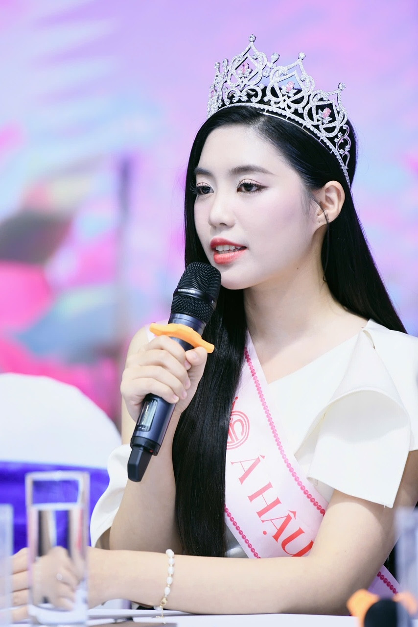 Trần Ngọc Châu Anh cho biết, danh hiệu Á hậu 1 cuộc thi Hoa hậu Việt Nam 2024 là cột mộc đặc biệt và may mắn của mình. Đây là cơ hội giúp cô lan tỏa hình ảnh Bộ đội cụ Hồ kỷ cương, bản lĩnh cũng như người phụ nữ Việt dịu dàng, nữ tính. Trần Ngọc Châu Anh cho biết, danh hiệu Á hậu 1 cuộc thi Hoa hậu Việt Nam 2024 là cột mộc đặc biệt và may mắn của mình. Đây là cơ hội giúp cô lan tỏa hình ảnh Bộ đội cụ Hồ kỷ cương, bản lĩnh cũng như người phụ nữ Việt dịu dàng, nữ tính.