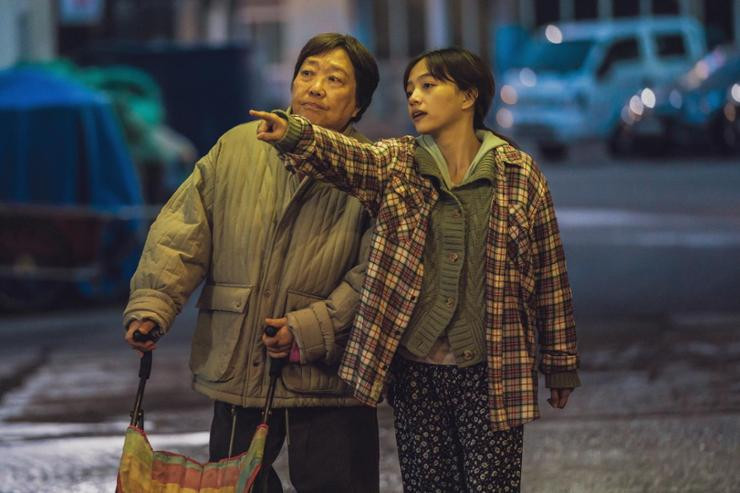 The Land of Morning Calm, bộ phim lấy bối cảnh làng chài và khai thác chủ đề về định kiến xã hội, bất ổn kinh tế và tình cảm xóm giềng, tạo nên một câu chuyện kịch tính nhưng rất đỗi cảm động, đã giành Giải thưởng Gucci Impact năm nay.