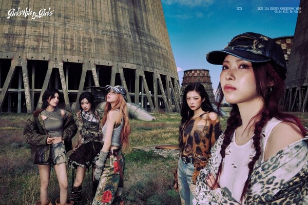 Video teaser và hình ảnh cho bài hát chủ đề cùng tên đã được phát hành vào hôm nay 4/6, cho thấy vẻ đẹp hình ảnh chất lượng cao thật &apos;ấn tượng&apos;. Những bức ảnh teaser được phát hành cùng nhau cho thấy năm thành viên trông giống như những nhân vật chính trong một bộ phim có cốt truyện bí ẩn, làm tăng kỳ vọng cho video âm nhạc đầy đủ. Ca khúc chủ đề của album mới Girls Will Be Girls là một bài hát khiêu vũ ấn tượng với nhịp điệu năng động và sự hòa âm giọng hát quy mô lớn, sự chú ý tập trung vào sân khấu lộng lẫy mà &apos;nữ hoàng biểu diễn tiêu biểu của K-pop&apos; ITZY sẽ trình bày.