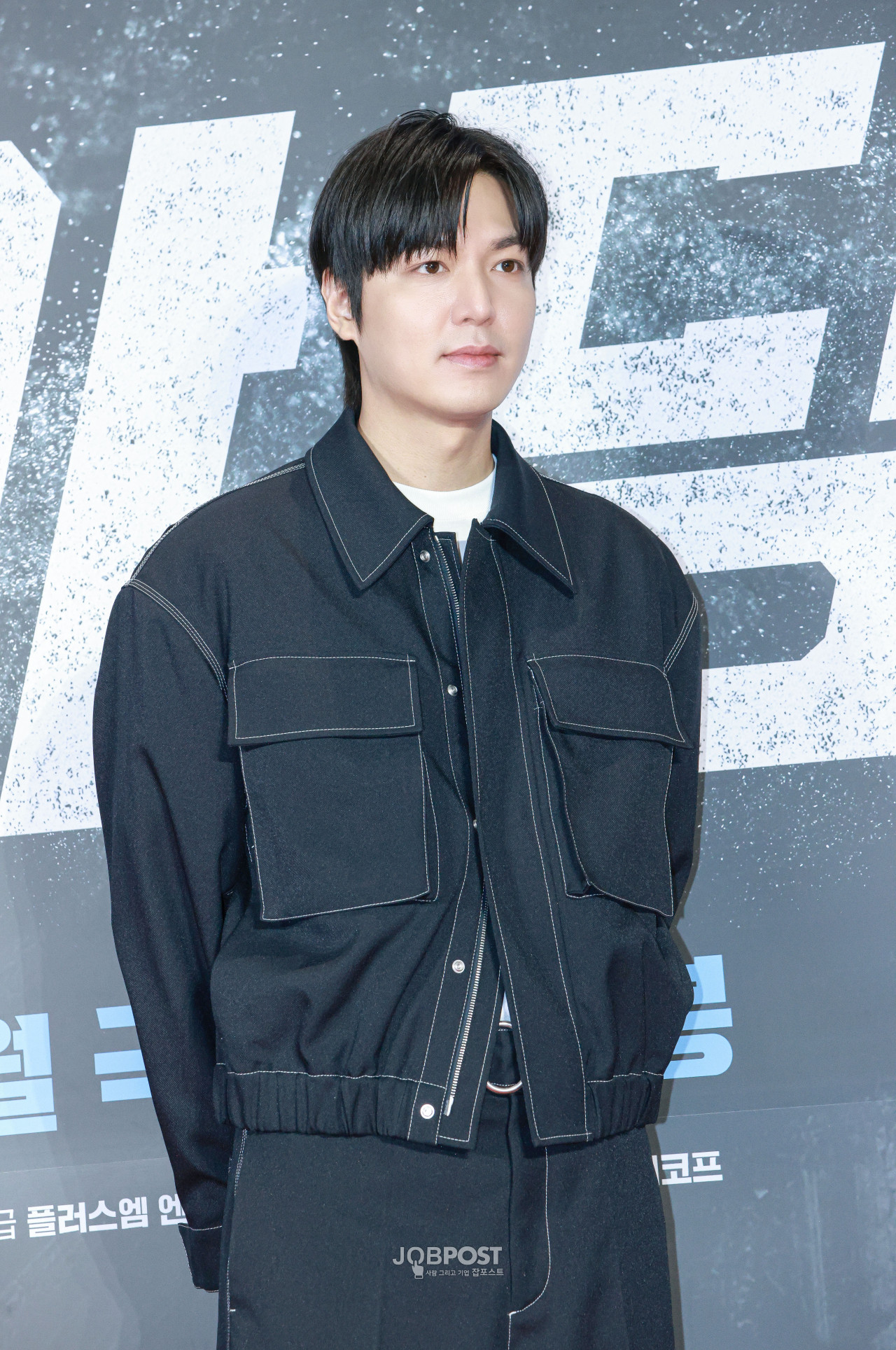 Lee Min Ho sẽ gặp gỡ người hâm mộ tại châu Á, lần đầu tiên sau 8 năm. Chuyến lưu diễn gặp gỡ người hâm mộ châu Á sắp tới của anh mang tên MINHOVERSE. Chuyến lưu diễn bắt đầu vào tháng Ba, tại Olympic Hall, Seoul. Sau sự kiện ở Seoul là 7 thành phố lớn trên khắp châu Á, bao gồm Bangkok và Ma Cao, Đài Bắc (tháng Ba), Jakarta và Manila (tháng Tư) và Tokyo (tháng Năm). Lee Min Ho cũng sẽ đóng vai chính trong bộ phim chuyển thể từ tiểu thuyết trực tuyến sắp ra mắt, Omniscient Reader's Viewpoint (Toàn tri độc giả) vào năm nay. Lee Min Ho sẽ gặp gỡ người hâm mộ tại châu Á, lần đầu tiên sau 8 năm. Chuyến lưu diễn gặp gỡ người hâm mộ châu Á sắp tới của anh mang tên MINHOVERSE. Chuyến lưu diễn bắt đầu vào tháng Ba, tại Olympic Hall, Seoul. Sau sự kiện ở Seoul là 7 thành phố lớn trên khắp châu Á, bao gồm Bangkok và Ma Cao, Đài Bắc (tháng Ba), Jakarta và Manila (tháng Tư) và Tokyo (tháng Năm). Lee Min Ho cũng sẽ đóng vai chính trong bộ phim chuyển thể từ tiểu thuyết trực tuyến sắp ra mắt, Omniscient Reader's Viewpoint (Toàn tri độc giả) vào năm nay.