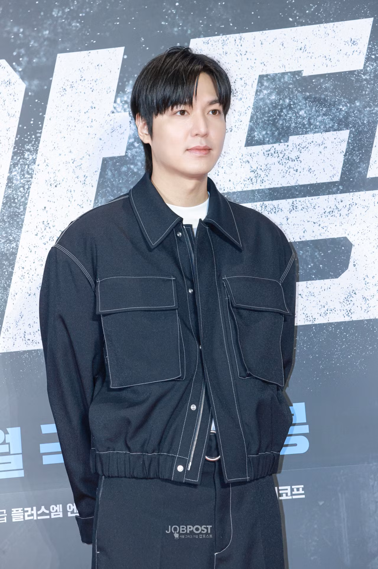 Lee Min Ho sẽ gặp gỡ người hâm mộ tại châu Á, lần đầu tiên sau 8 năm. Chuyến lưu diễn gặp gỡ người hâm mộ châu Á sắp tới của anh mang tên MINHOVERSE. Chuyến lưu diễn bắt đầu vào tháng Ba, tại Olympic Hall, Seoul. Sau sự kiện ở Seoul là 7 thành phố lớn trên khắp châu Á, bao gồm Bangkok và Ma Cao, Đài Bắc (tháng Ba), Jakarta và Manila (tháng Tư) và Tokyo (tháng Năm). Lee Min Ho cũng sẽ đóng vai chính trong bộ phim chuyển thể từ tiểu thuyết trực tuyến sắp ra mắt, Omniscient Reader's Viewpoint (Toàn tri độc giả) vào năm nay. Lee Min Ho sẽ gặp gỡ người hâm mộ tại châu Á, lần đầu tiên sau 8 năm. Chuyến lưu diễn gặp gỡ người hâm mộ châu Á sắp tới của anh mang tên MINHOVERSE. Chuyến lưu diễn bắt đầu vào tháng Ba, tại Olympic Hall, Seoul. Sau sự kiện ở Seoul là 7 thành phố lớn trên khắp châu Á, bao gồm Bangkok và Ma Cao, Đài Bắc (tháng Ba), Jakarta và Manila (tháng Tư) và Tokyo (tháng Năm). Lee Min Ho cũng sẽ đóng vai chính trong bộ phim chuyển thể từ tiểu thuyết trực tuyến sắp ra mắt, Omniscient Reader's Viewpoint (Toàn tri độc giả) vào năm nay.