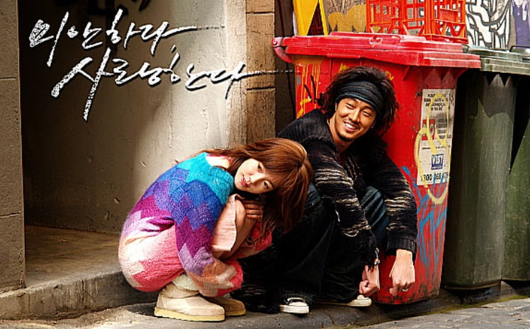 Bộ phim Xin lỗi, anh yêu em do Im Soo Jung đóng chính từng gây nên hội chứng &quot;điên đảo&quot; cách đây 21 năm mới đây đã trở lại làm &apos;dậy sóng&apos; nền tảng OTT, Wave hay Tving. Đặc biệt, nó đang trở thành chủ đề nóng khi số lượng người xem ở độ tuổi 20, tức là trẻ em vào thời điểm phát sóng, đã tăng lên nhanh chóng. Ngay cả trên YouTube, nội dung &quot;xem liên tục&quot; về bộ phim này cũng đang gia tăng. Thời trang của các diễn viên trong phim truyền hình đang trở thành tâm điểm chú ý, nhiều nội dung như &apos;Phong cách phối đồ độc đáo của Im Soo Jung&apos; đã xuất hiện trên TikTok và YouTube. Là một nghệ sĩ có cả tố chất ngôi sao và kỹ năng diễn xuất, Im Soo Jung đã cho ra đời nhiều tác phẩm gây ấn tượng mạnh mẽ đặc biệt là &quot;All About My Wife&quot; – vai diễn mang về cho cô giải Nữ diễn viên chính xuất sắc nhất tại Giải Rồng Xanh và khẳng định mình là một diễn viên tiêu biểu thực sự của Hàn Quốc. Iim Soo Jung hiện đang chuẩn bị thể hiện sự chuyển mình diễn xuất khác biệt thông qua dự án tiếp theo Fine: The Country Bumpkins của Disney+, trong vai một phụ nữ thành thị thông minh, thực dụng và sắc sảo, bị cuốn vào hành trình săn lùng di vật dưới đáy biển.