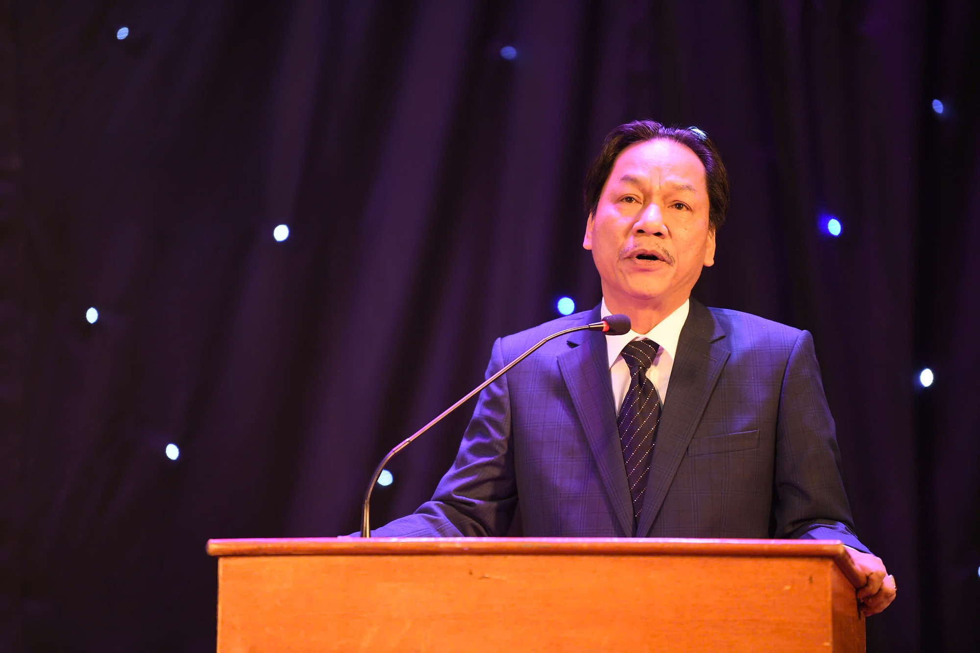 Nhà báo Lê Minh Toản – Phó Tổng Biên tập báo Tiền Phong phát biểu khai mạc buổi tuyển sinh số 2 tại ĐHQG Hà Nội: Trường Khoa học liên ngành và Nghệ thuật (ĐHQG Hà Nội) là điểm dừng chân thứ hai trong chuỗi hoạt động tuyển sinh Hoa hậu Việt Nam năm 2024. Là một trong 21 đơn vị đào tạo, trực thuộc ĐHQG Hà Nội, từ việc đóng vai trò nòng cốt trong việc thúc đẩy hệ thống giáo dục sau đại học, trường Khoa học liên ngành và Nghệ thuật không những là nơi hội tụ của đội ngũ trí thức trẻ và sinh viên tài năng, mà còn là môi trường lý tưởng giúp sinh viên tương tác nhiều hơn với các hoạt động xã hội, khoa học, văn hóa, thể thao. Với khẩu hiệu hành động "Kiến tạo tương lai bằng tri thức liên ngành", trường Khoa học liên ngành và Nghệ thuật (ĐHQG Hà Nội) không chỉ gợi nhắc sinh viên về tầm quan trọng của tri thức trong cuộc sống, mà còn là thông điệp về sự phát triển bền vững của cá nhân, là sự khẳng định rằng, tri thức là chìa khóa vươn tới mọi đỉnh cao trong cuộc sống. Được tổ chức lần đầu tiên vào năm 1988, 36 năm qua, cuộc thi Hoa hậu Việt Nam luôn kiên định với các trụ cột: Sắc đẹp - Văn hóa - Trí tuệ - Cống hiến. Thước đo của thí sinh Hoa hậu Việt Nam không chỉ là vẻ đẹp ngoại hình mà còn là tấm lòng thiện lương, là tri thức, là hiểu biết xã hội, là kỹ năng giao tiếp, là sự duyên dáng. Hai năm một lần, cuộc thi Hoa hậu Việt Nam được điều chỉnh về format nhằm bắt kịp những vấn đề thời sự đất nước và hòa vào dòng chảy đương đại. Tuy vậy, những trụ cột làm nên uy tín cuộc thi Hoa hậu lâu đời nhất Việt Nam, không thay đổi. Tại mỗi cuộc thi, các thí sinh cần chứng minh bản thân không chỉ đẹp ở ngoại hình mà còn tỏa sáng về tri thức. Những điều này không chỉ tạo ra sự khác biệt giữa cuộc thi Hoa hậu Việt Nam với những cuộc thi sắc đẹp khác, mà còn giúp cuộc thi Hoa hậu Việt Nam ngày càng trở nên mới mẻ hơn, hấp dẫn hơn, cũng như tạo ra thêm nhiều nguồn năng lượng tích cực hơn đến với công chúng. Với chủ đề "Rạng rỡ Việt Nam", cuộc thi Hoa hậu Việt Nam năm 2024 sẽ là một hành trình ý nghĩa đối với tuổi thanh xuân của các thí sinh. Khởi đầu từ các trường đại học ở ba miền Bắc - Trung - Nam, các thí sinh tiếp tục tham gia nhiều hoạt động xã hội, văn hóa, thiện nguyện tại thủ đô Hà Nội, Thừa Thiên – Huế và Thành phố Hồ Chí Minh, trước khi về với mảnh đất Quảng Trị anh hùng để dự Lễ Thượng cờ ở vĩ tuyến 17, vào dịp 50 năm Ngày thống nhất non sông. Điểm cuối cùng trong hành trình dài 6 tháng của cuộc thi Hoa hậu Việt Nam là cố đô Huế, nơi lưu giữ vẻ đẹp của văn hóa, lịch sử và tâm hồn Việt Nam, và cũng là nơi sẽ ghi dấu những bước chân đầu tiên của tân Hoa hậu Việt Nam năm 2024. Chúng tôi tin rằng, với sự tham gia của sinh viên trường Khoa học liên ngành và Nghệ thuật (ĐHQG Hà Nội), những trụ cột: Sắc đẹp - Văn hóa - Trí tuệ - Cống hiến của cuộc thi Hoa hậu Việt Nam sẽ tiếp tục được lan tỏa mạnh mẽ hơn nữa.