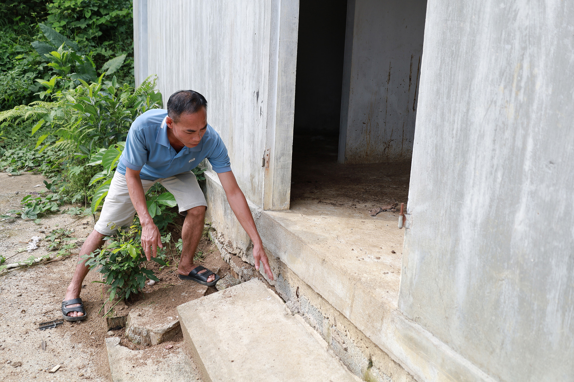 Ngôi nhà của em gái ông Cường nứt toác do núi sạt lở