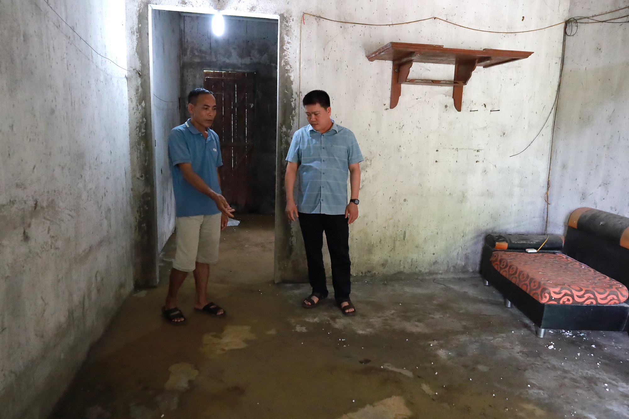 4 hộ dân thôn Bãi Khoai vẫn phải sống dưới chân đồi nứt toác