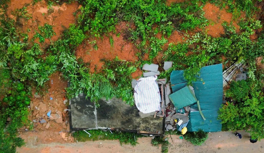 Ngôi nhà bị vùi lấp làm chết 4 người tại thôn Chầm, xã Cao Sơn. Ngôi nhà bị vùi lấp làm chết 4 người tại thôn Chầm, xã Cao Sơn.