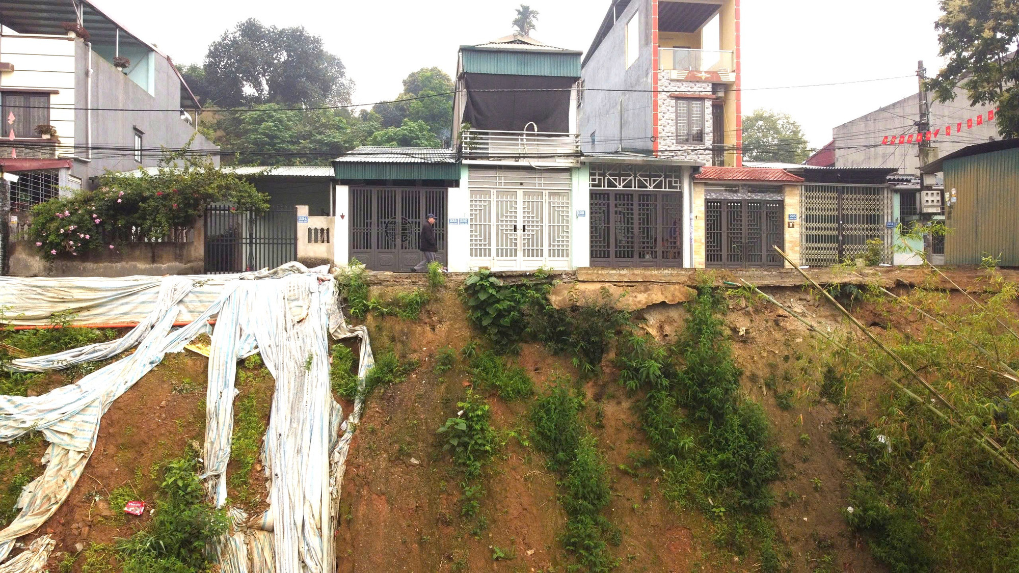 Khu dân cư nằm dọc tuyến đường 23/9 phường Cam Đường (phường Pom Hán cũ) xuất hiện nhiều vết sạt trượt, xuất hiện những khe nứt từ 10 đến 25cm, ăn sâu vào nền nhà, sân vườn.