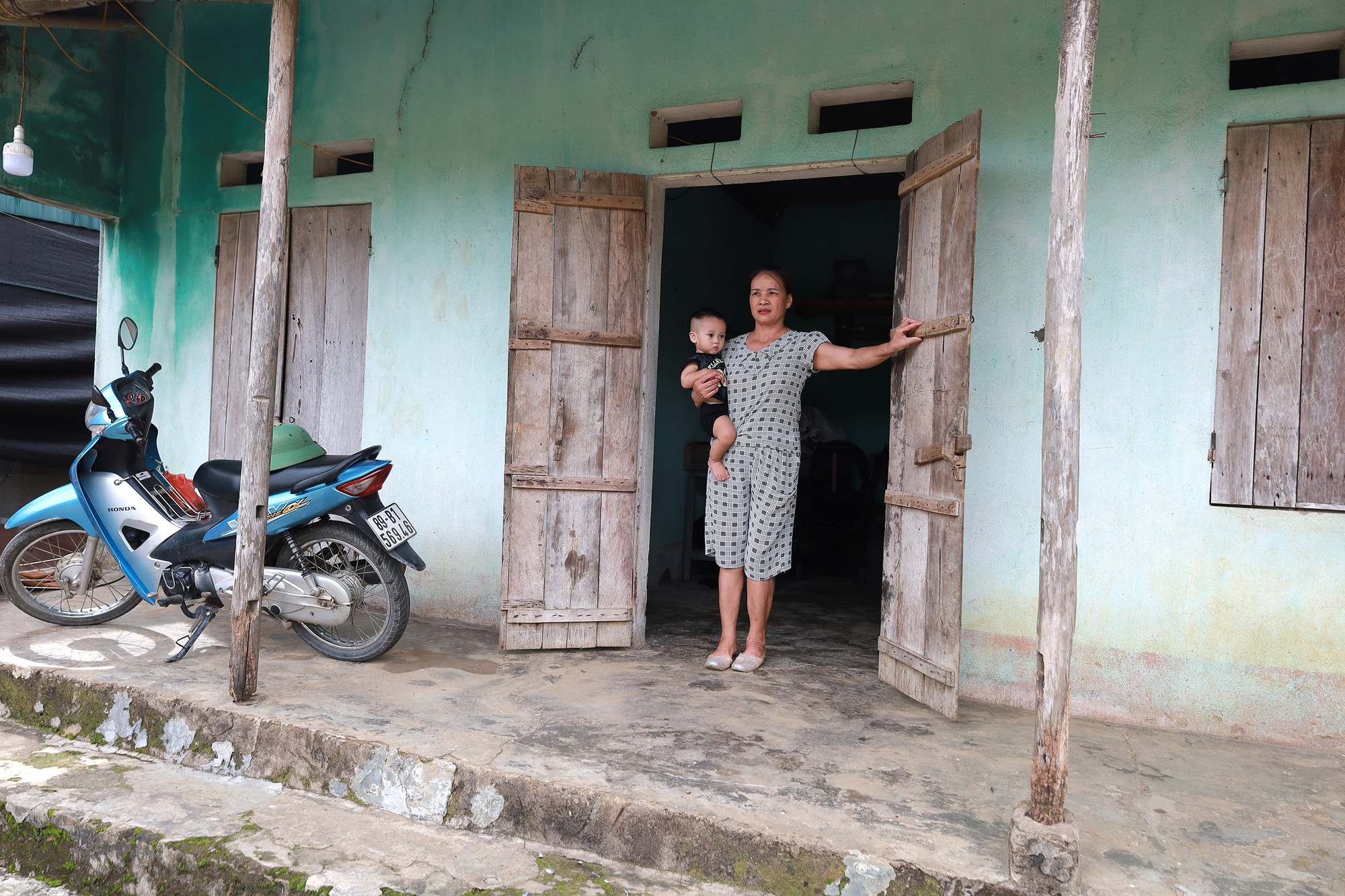 4 hộ dân thôn Bãi Khoai vẫn phải sống dưới chân đồi nứt toác