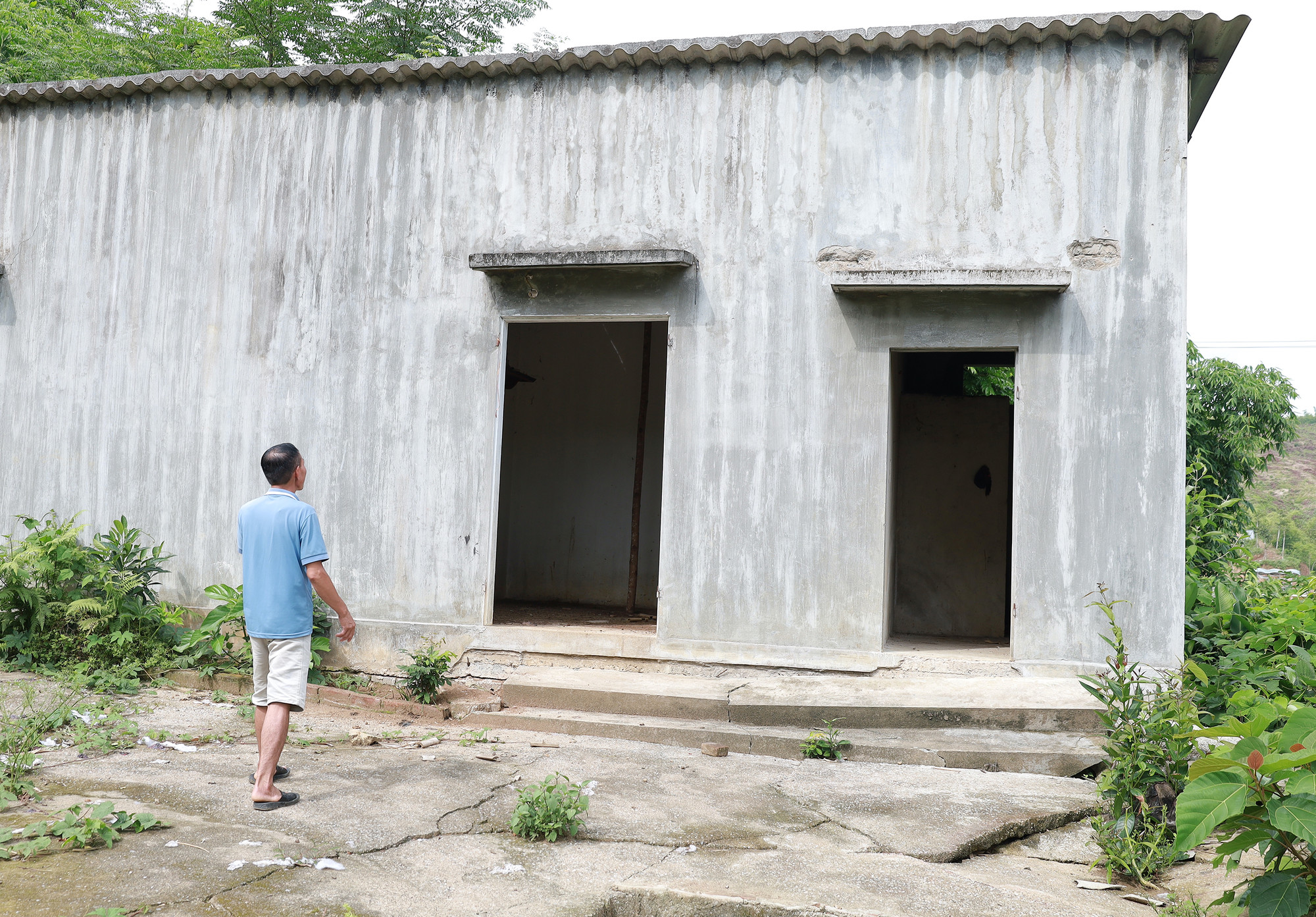 Ngôi nhà của em gái ông Cường nứt toác do núi sạt lở