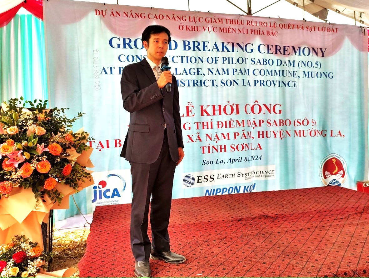 Ông Suzuki Takashi, Cố vấn Quản lý Rủi ro Thiên tai tại Bộ Nông nghiệp và Môi trường phát biểu tại buổi lễ khởi công xây dựng