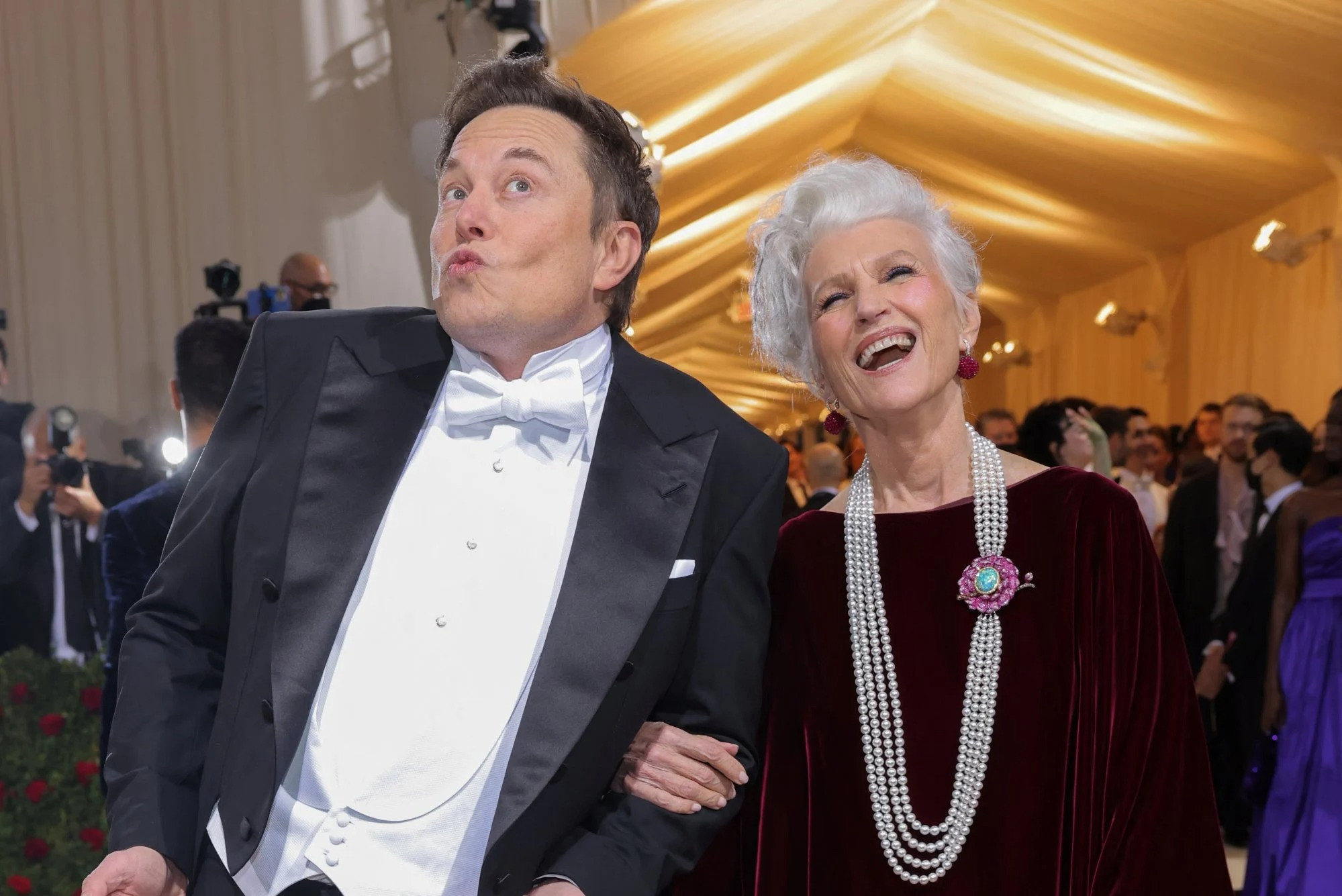 Cách mẹ Elon Musk chinh phục thế giới thời trang ở tuổi 75 | Báo điện tử  Tiền Phong