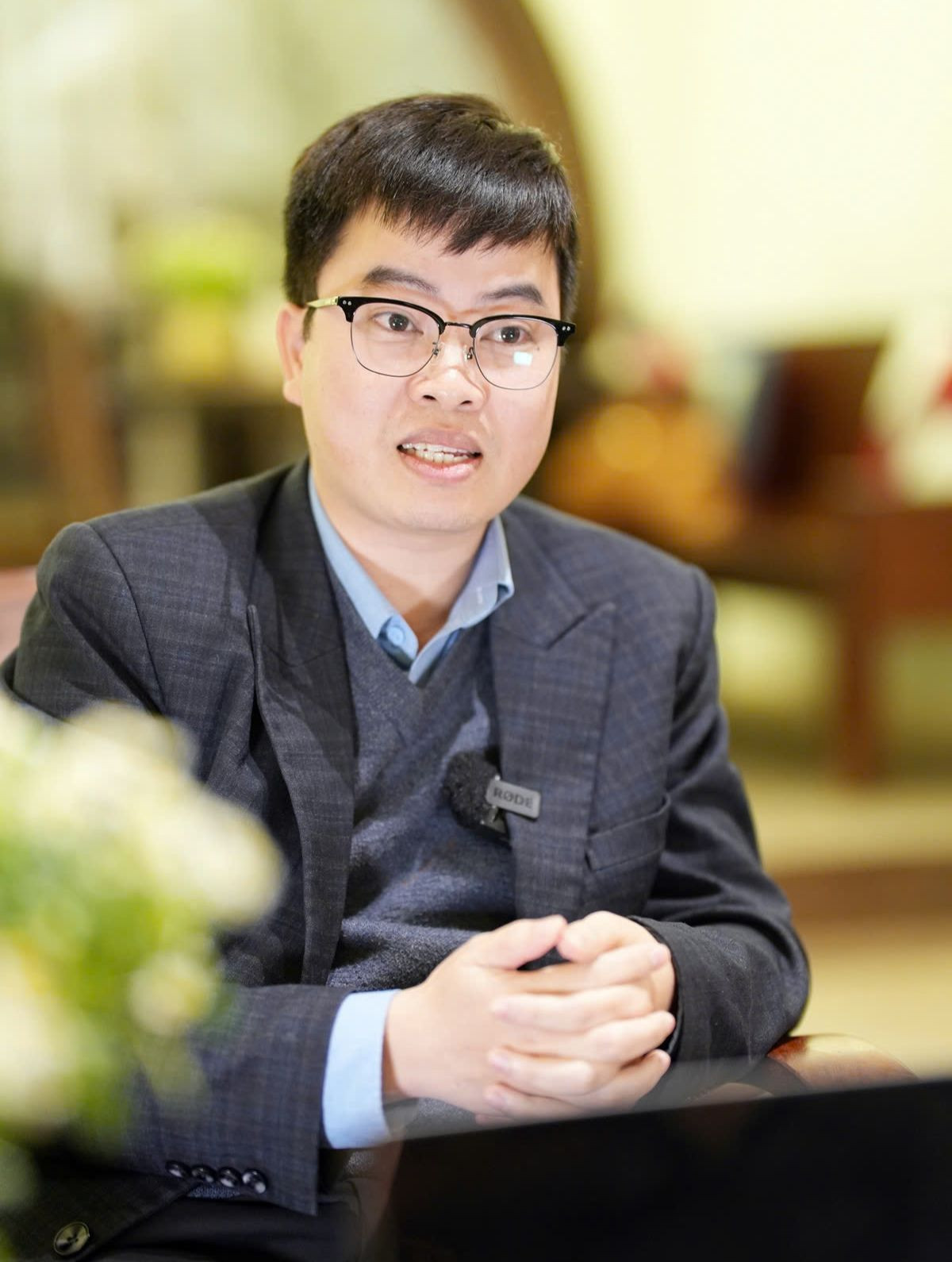 Đích đến của anh trên hành trình nghiên cứu không chỉ nhằm chinh phục những giới hạn tri thức mới hay thỏa mãn trí tò mò, mà còn hướng đến mục tiêu phục vụ cộng đồng.