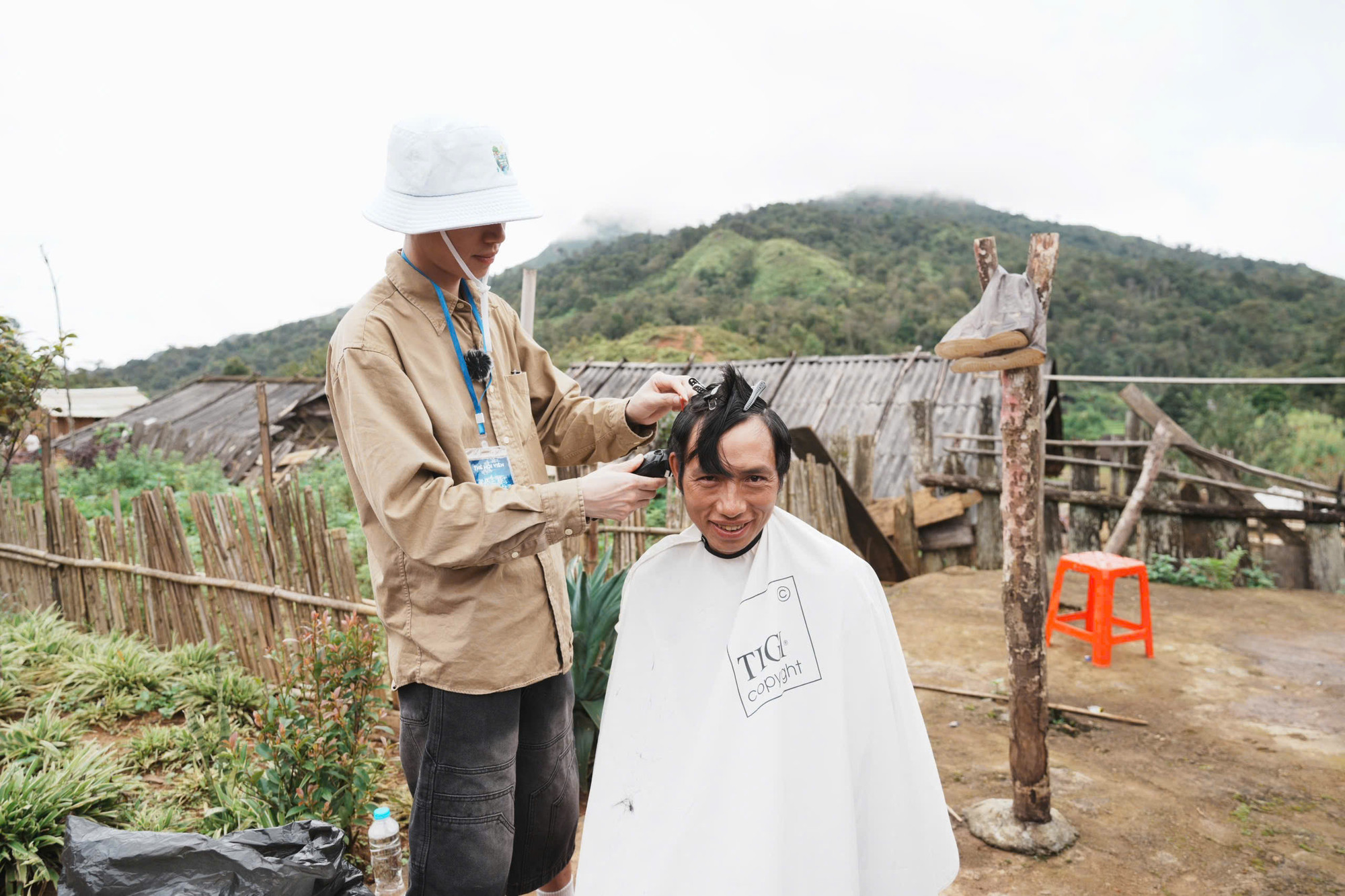 Double 2T cũng tham gia nhiều chuyến đi thiện nguyện khác nhau như cắt tóc miễn phí, dọn dẹp vệ sinh môi trường.