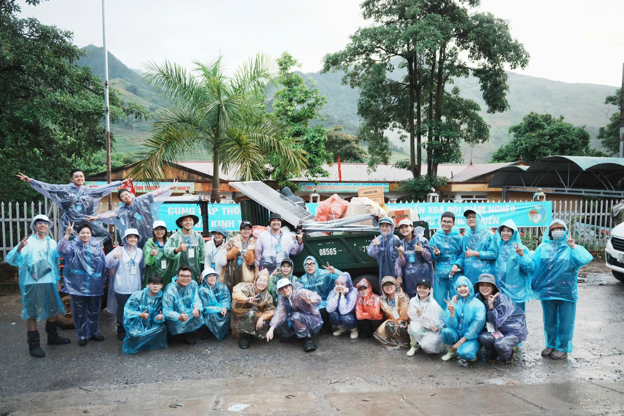 Double 2T cũng tham gia nhiều chuyến đi thiện nguyện khác nhau như cắt tóc miễn phí, dọn dẹp vệ sinh môi trường.