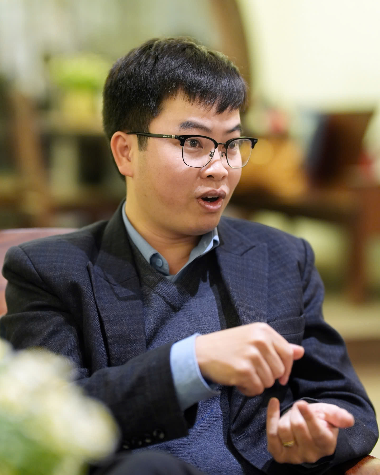 Đích đến của anh trên hành trình nghiên cứu không chỉ nhằm chinh phục những giới hạn tri thức mới hay thỏa mãn trí tò mò, mà còn hướng đến mục tiêu phục vụ cộng đồng.