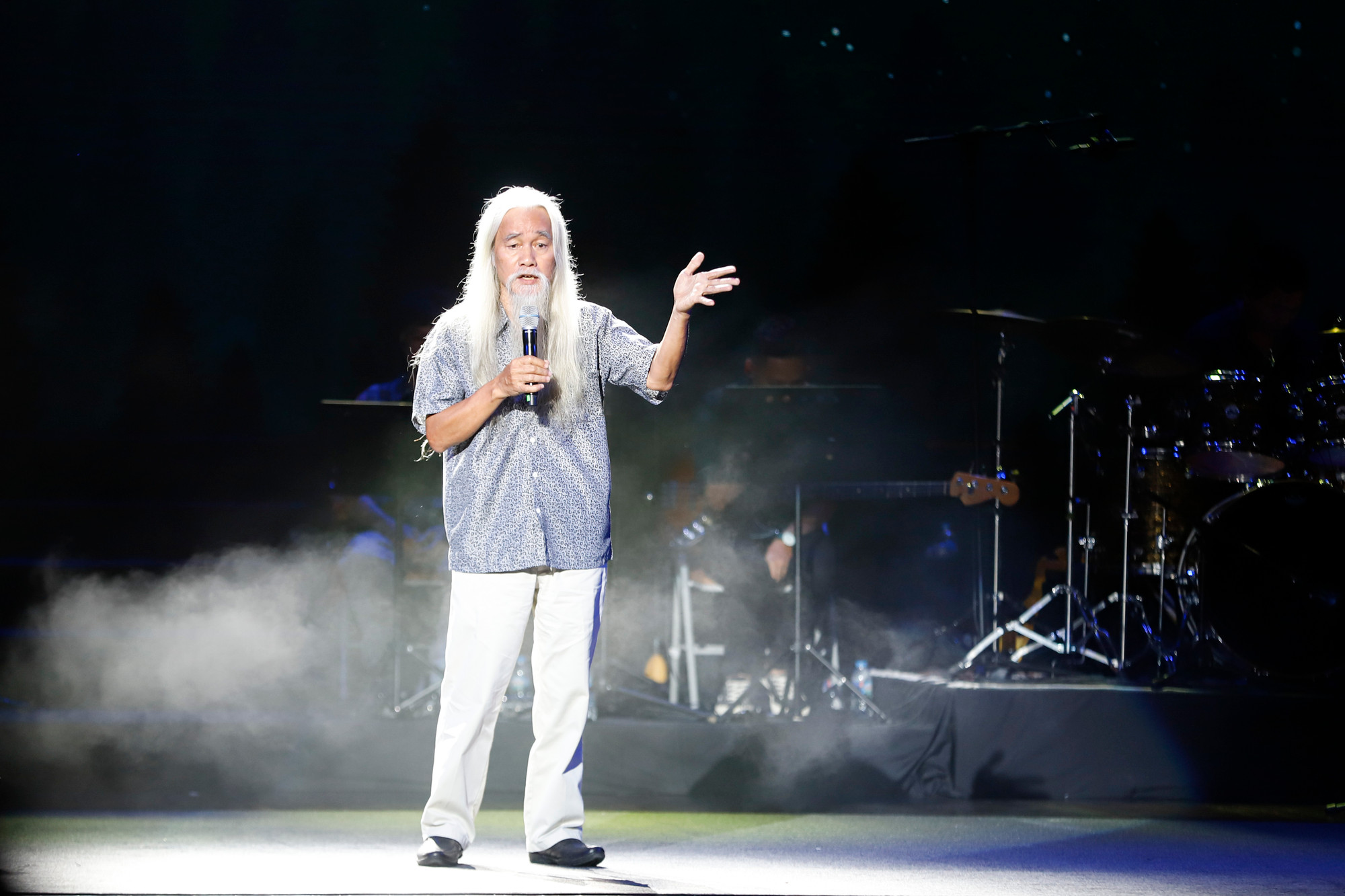 Nhà phê bình Phạm Xuân Nguyên đọc bài thơ Nói cùng mình và các bạn. Ảnh: BTC