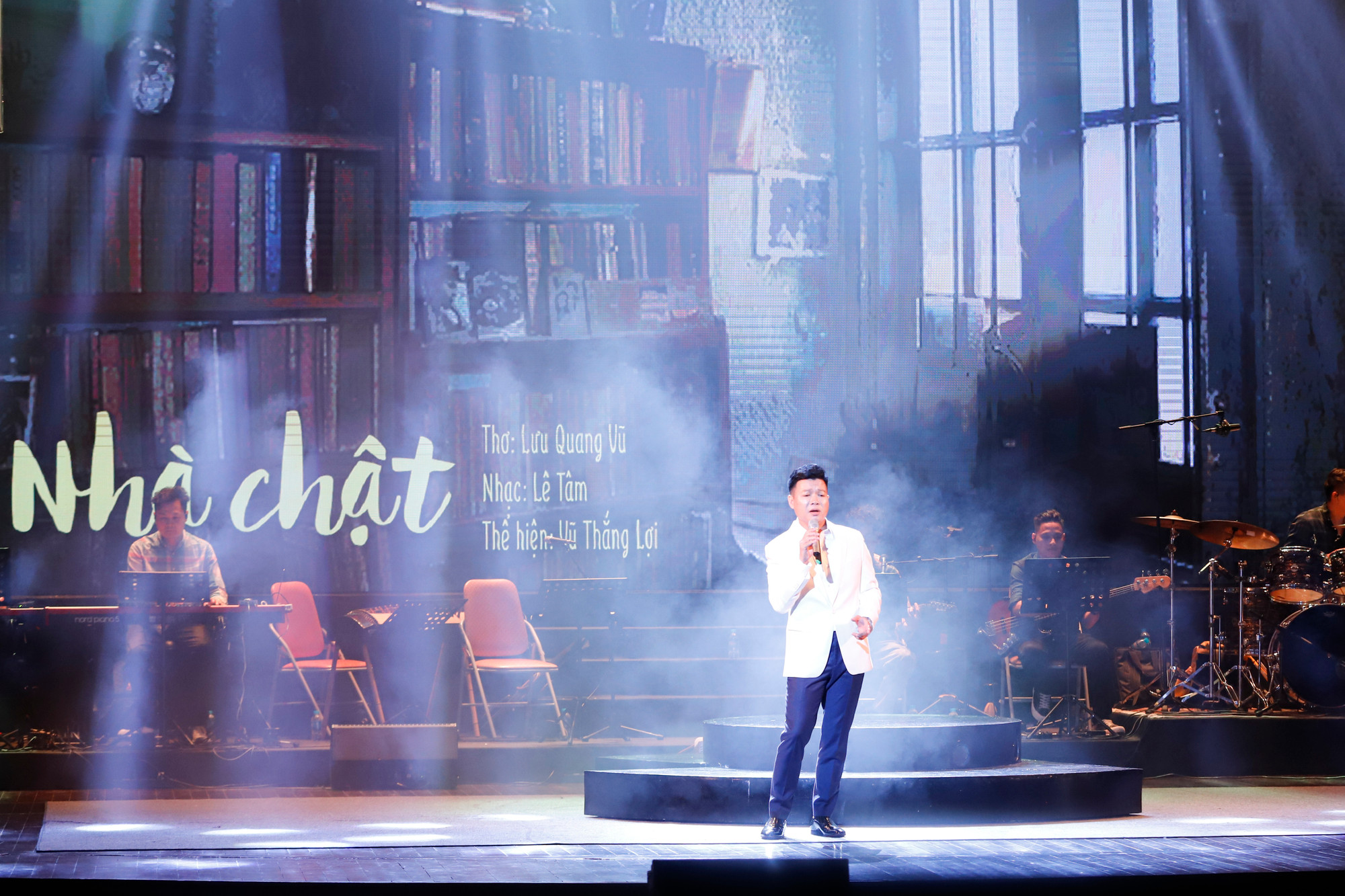 Hình ảnh căn phòng của Lưu Quang Vũ - Xuân Quỳnh được tái hiện trong bài Nhà chật.