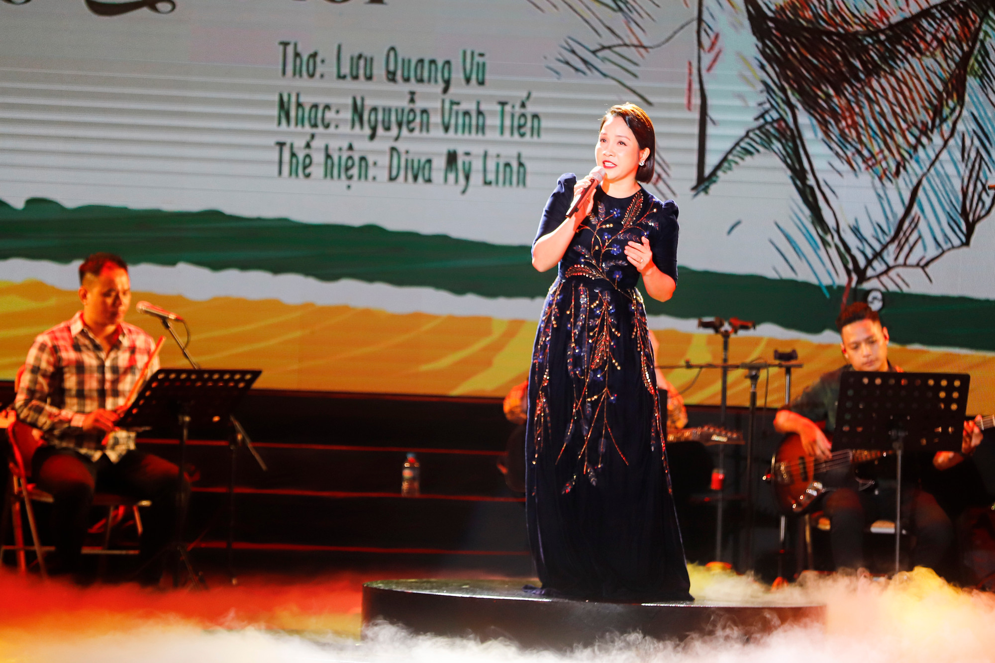 Ca sĩ Mỹ Linh có nhiệm vụ kết chương trình bằng Thuyền và biển và bài hát chủ đề. Ảnh: BTC
