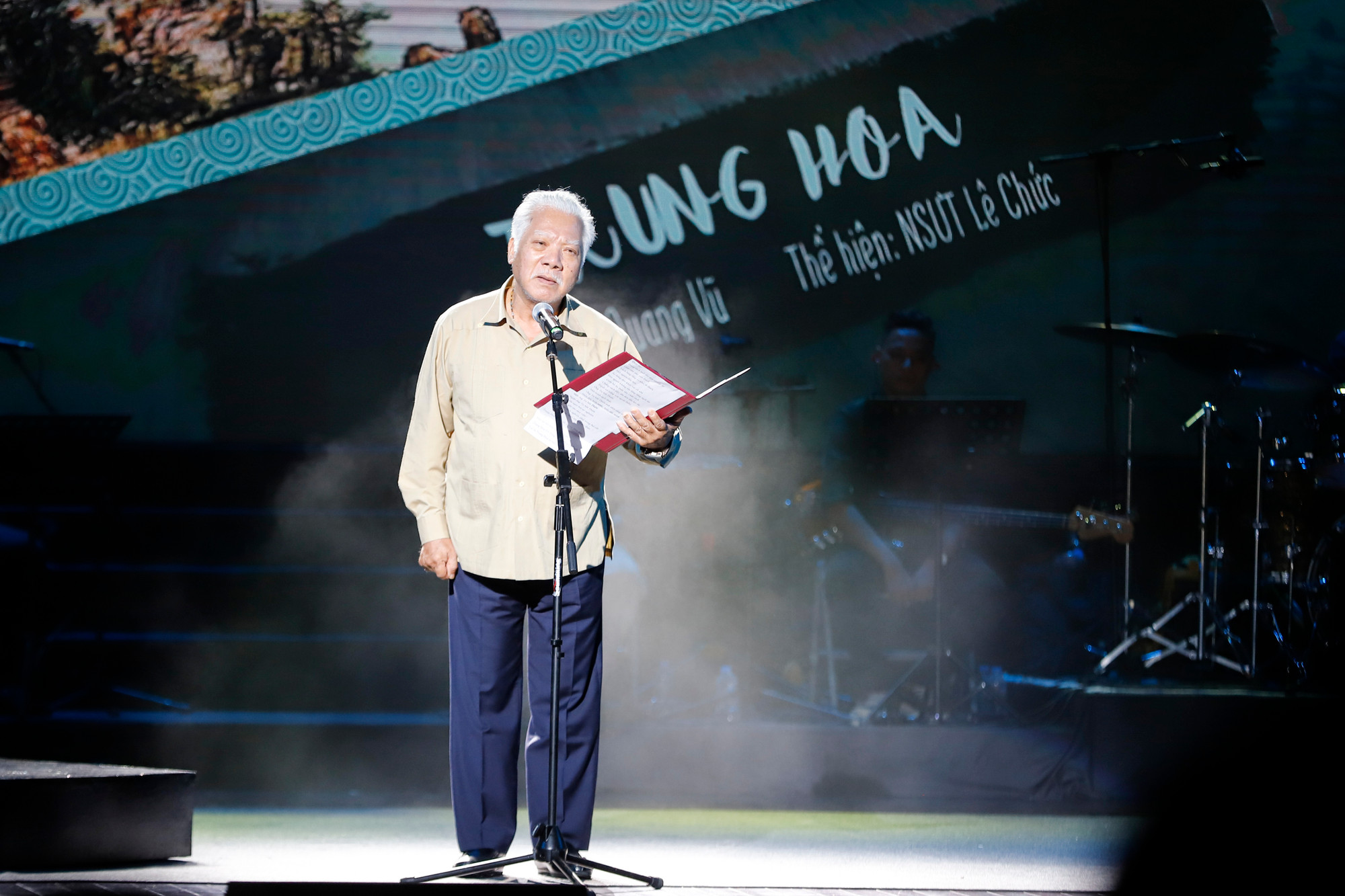 NSƯT Lê Chức đọc Trung Hoa. Bài thơ thể hiện tình yêu của nhà thơ đối với văn hóa, lịch sử của đất nước láng giềng. Ảnh: BTC