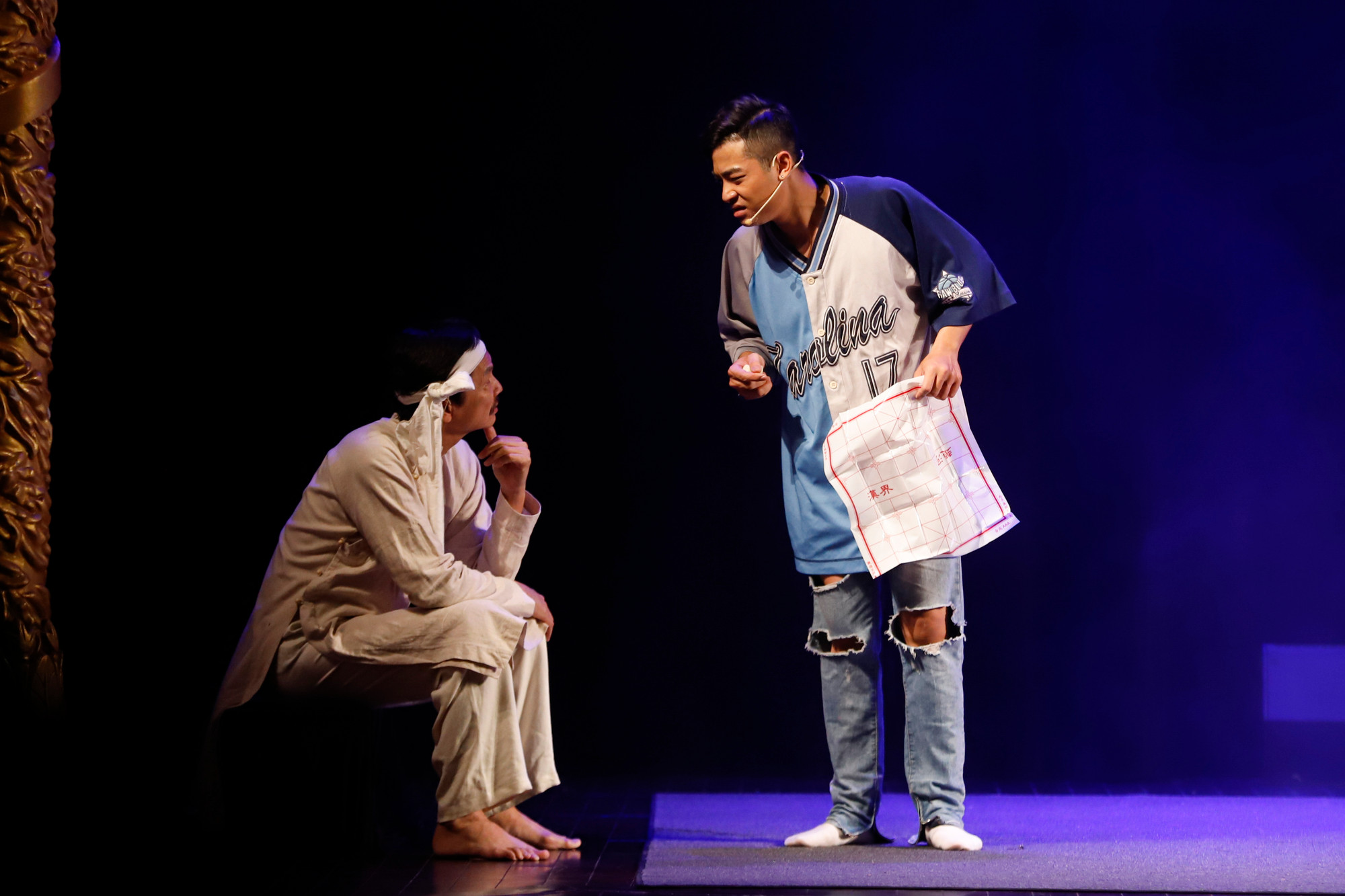 Đế Thích (Võ Hoài Vũ) lúc này đã đầu thai thành người tiếp tục rủ Trương Ba (NSND Trung Anh) chơi cờ. Ảnh: BTC