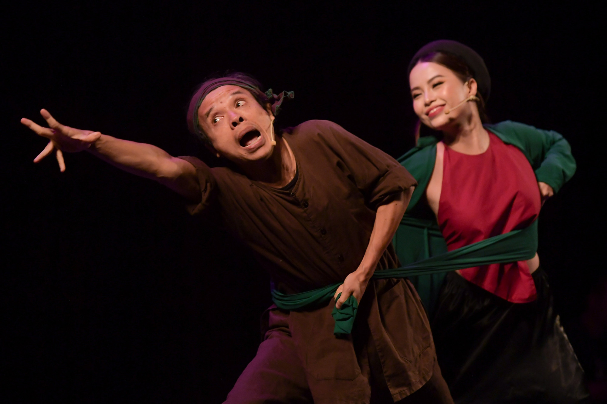 Hoàng Tùng và Phương My nhập vai vợ chồng hàng thịt. Ảnh: BTC