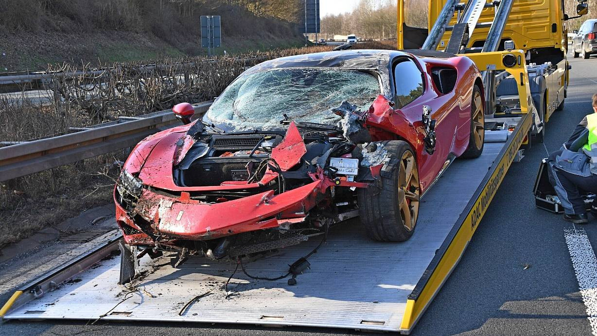 Siêu xe Ferrari SF90 bị hư hỏng nặng do khách lái thử | Báo điện tử Tiền  Phong