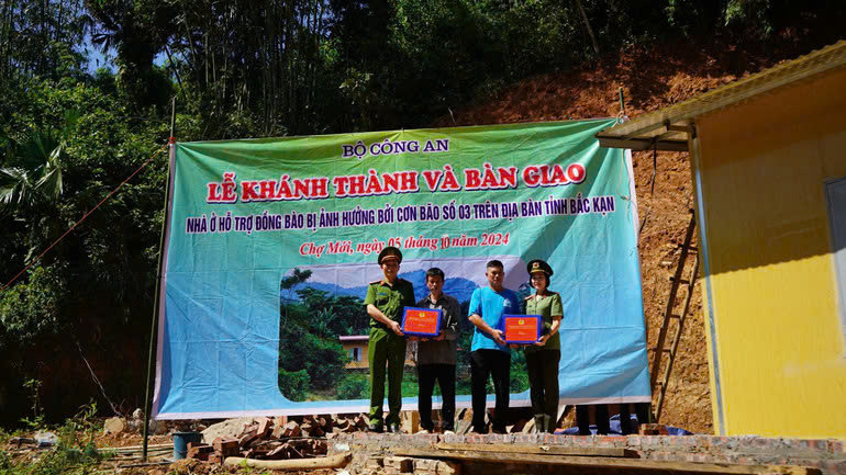 Bộ Công an, Công an tỉnh Bắc Kạn khánh thành và bàn giao đưa vào sử dụng nhà lắp ghép tặng cho các hộ dân bị thiệt hại bởi thiên tai sau 14 ngày thi công tại Chợ Mới, Bắc Kạn