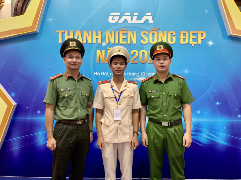 Thiếu úy Bàn Văn Lư (ngoài cùng bên phải)