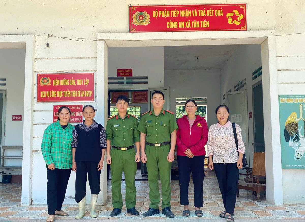 Gia đình anh Nguyễn Văn Trung đến trụ sở Công an xã Tân Tiến để cảm ơn Trung úy Mông Văn Anh và Thiếu úy Bàn Văn Lư (bên phải)