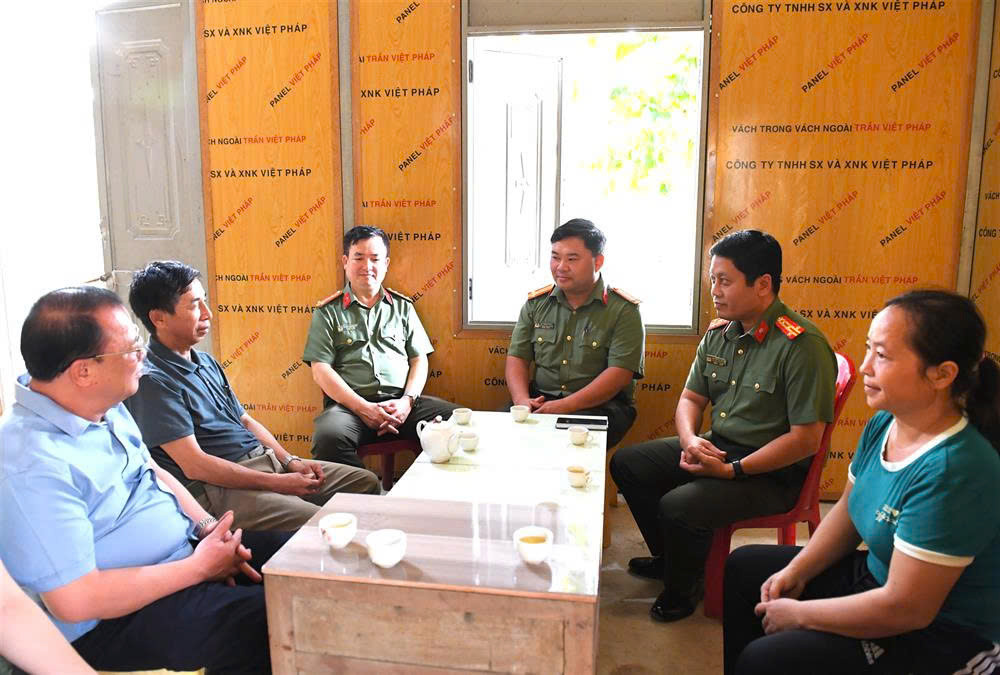 Ông Lý Văn Vang (ở thôn Đồng Luông, xã Quảng Chu, huyện Chợ Mới, Bắc Kạn) cảm ơn Đảng và Nhà nước, Bộ Công an, chính quyền địa phương đã quan tâm, chăm lo đến đời sống của nhân dân nói chung, gia đình ông nói riêng; khẳng định tin tưởng vào chủ trương, đường lối của Đảng, chính sách, pháp luật của Nhà nước, tích cực tham gia phong trào toàn dân bảo vệ an ninh Tổ quốc, bảo đảm an ninh, trật tự, xây dựng quê hương ngày càng văn minh, giàu đẹp.