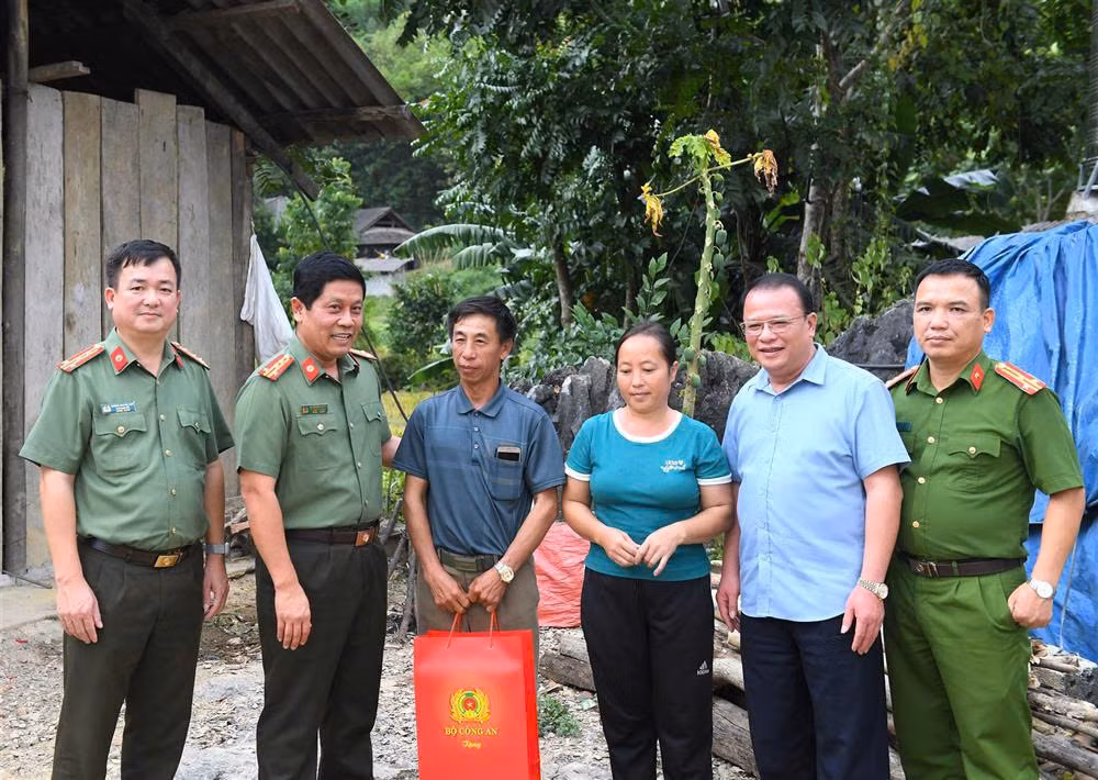 Ông Lý Văn Vang (ở thôn Đồng Luông, xã Quảng Chu, huyện Chợ Mới, Bắc Kạn) cảm ơn Đảng và Nhà nước, Bộ Công an, chính quyền địa phương đã quan tâm, chăm lo đến đời sống của nhân dân nói chung, gia đình ông nói riêng; khẳng định tin tưởng vào chủ trương, đường lối của Đảng, chính sách, pháp luật của Nhà nước, tích cực tham gia phong trào toàn dân bảo vệ an ninh Tổ quốc, bảo đảm an ninh, trật tự, xây dựng quê hương ngày càng văn minh, giàu đẹp.