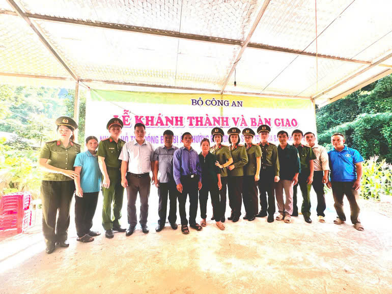 Bộ Công an, Công an tỉnh Bắc Kạn khánh thành và bàn giao đưa vào sử dụng nhà lắp ghép tặng cho các hộ dân bị thiệt hại bởi thiên tai sau 14 ngày thi công tại Chợ Mới, Bắc Kạn