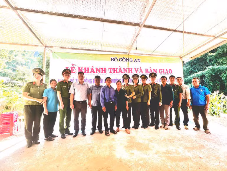Bộ Công an, Công an tỉnh Bắc Kạn khánh thành và bàn giao đưa vào sử dụng nhà lắp ghép tặng cho các hộ dân bị thiệt hại bởi thiên tai sau 14 ngày thi công tại Chợ Mới, Bắc Kạn