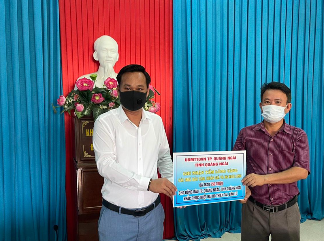 Đại diện nghệ sĩ Hoài Linh trao tiền hỗ trợ cho người dân TP. Quảng Ngãi, tỉnh Quảng Ngãi khắc phục thiệt hại do thiên tai, bão lũ. Đại diện nghệ sĩ Hoài Linh trao tiền hỗ trợ cho người dân TP. Quảng Ngãi, tỉnh Quảng Ngãi khắc phục thiệt hại do thiên tai, bão lũ.