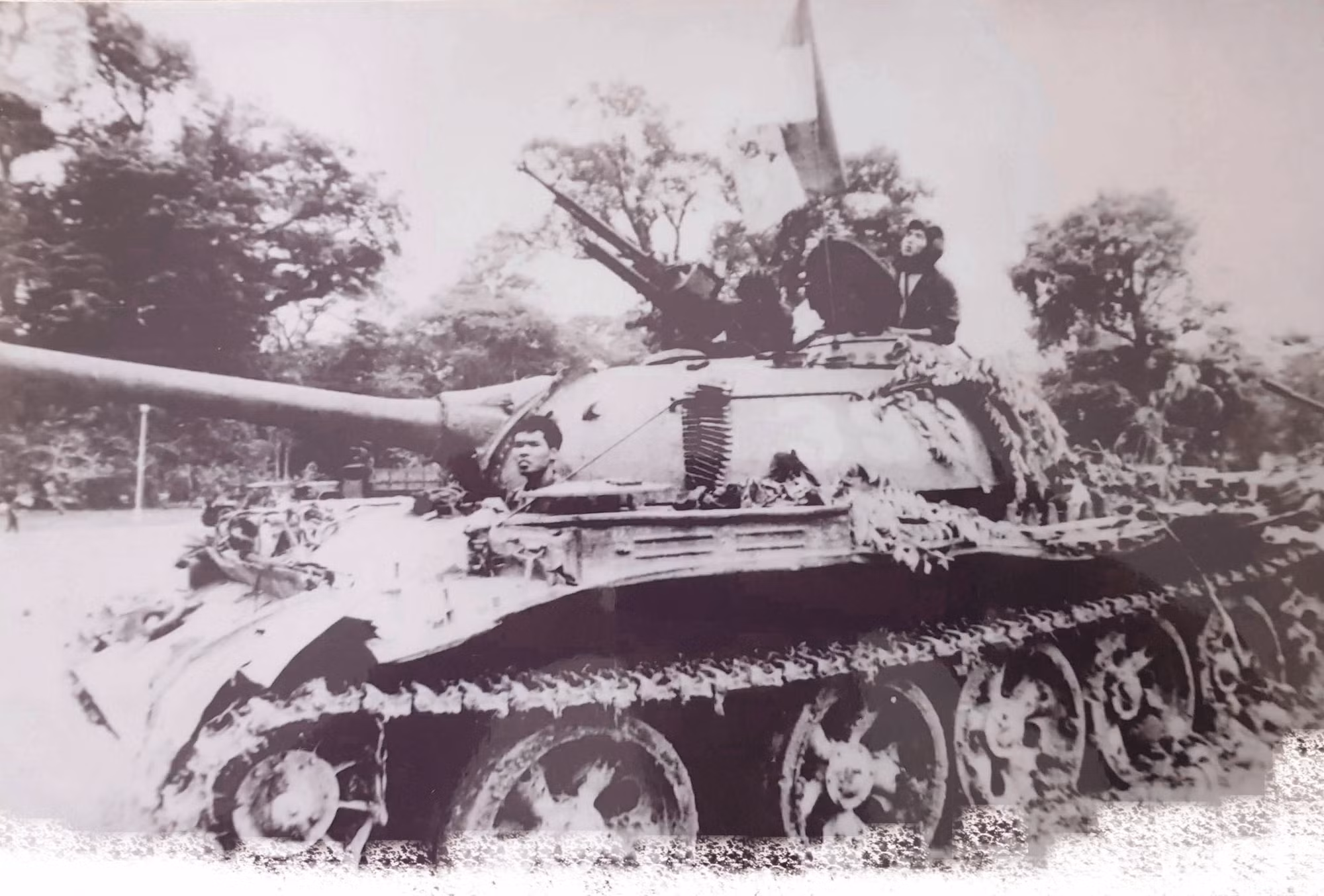 Xe tăng 390 tại Dinh Độc Lập ngày 30/4/1975, lái xe Nguyễn Văn Tập ngồi phía trước nhô đầu khỏi xe, pháo thủ Ngô Sỹ Nguyên nhô người trên tháp pháo xe tăng Ảnh: FRANCOISE DEMULDER Xe tăng 390 tại Dinh Độc Lập ngày 30/4/1975, lái xe Nguyễn Văn Tập ngồi phía trước nhô đầu khỏi xe, pháo thủ Ngô Sỹ Nguyên nhô người trên tháp pháo xe tăng Ảnh: FRANCOISE DEMULDER