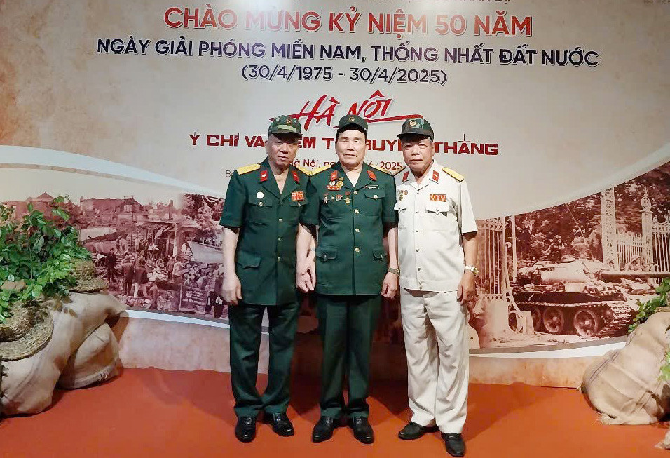 Từ trái sang: Các CCB xe tăng 390 Vũ Đăng Toàn, Ngô Sỹ Nguyên và Nguyễn Văn Tập Ảnh: CCB NGÔ SỸ NGUYÊN CUNG CẤP