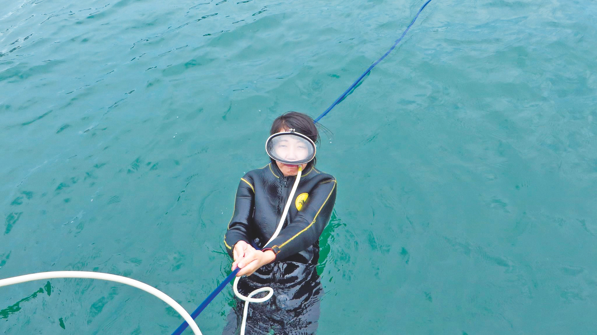 Phóng viên Quỳnh Nga đi làm công nhân Denso, đi cùng thợ lặn biển