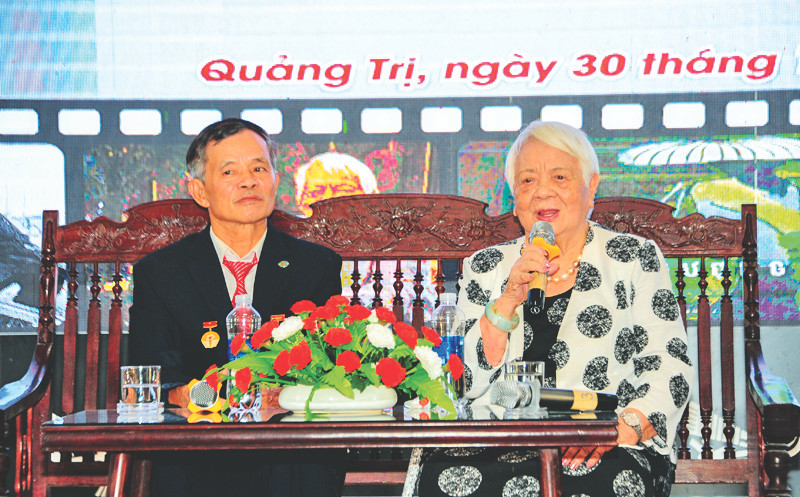 Bà Nguyễn Thị Xuân Phượng và ông Phạm Công Đức giao lưu với các em học sinh. Bà Nguyễn Thị Xuân Phượng và ông Phạm Công Đức giao lưu với các em học sinh.