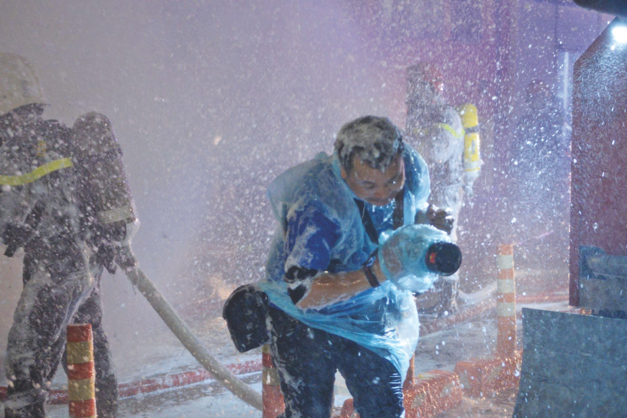 Phóng viên Phú Thọ tác nghiệp trong một vụ chữa cháy