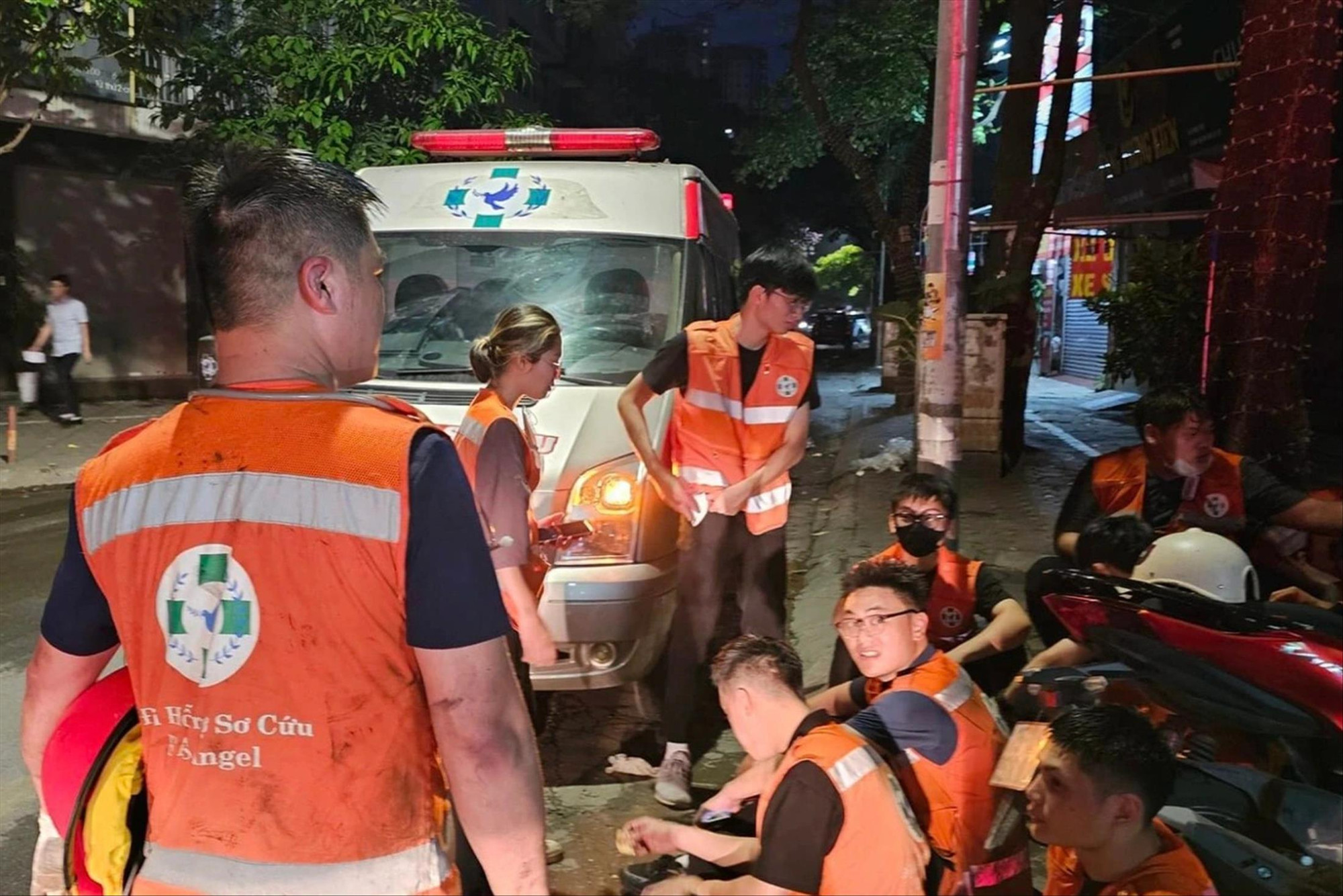 Những thành viên đội FAS Angel tham gia cứu hộ nạn nhân trong sự cố cháy nổ ở Hà Nội. Ảnh: PV. Những thành viên đội FAS Angel tham gia cứu hộ nạn nhân trong sự cố cháy nổ ở Hà Nội. Ảnh: PV.