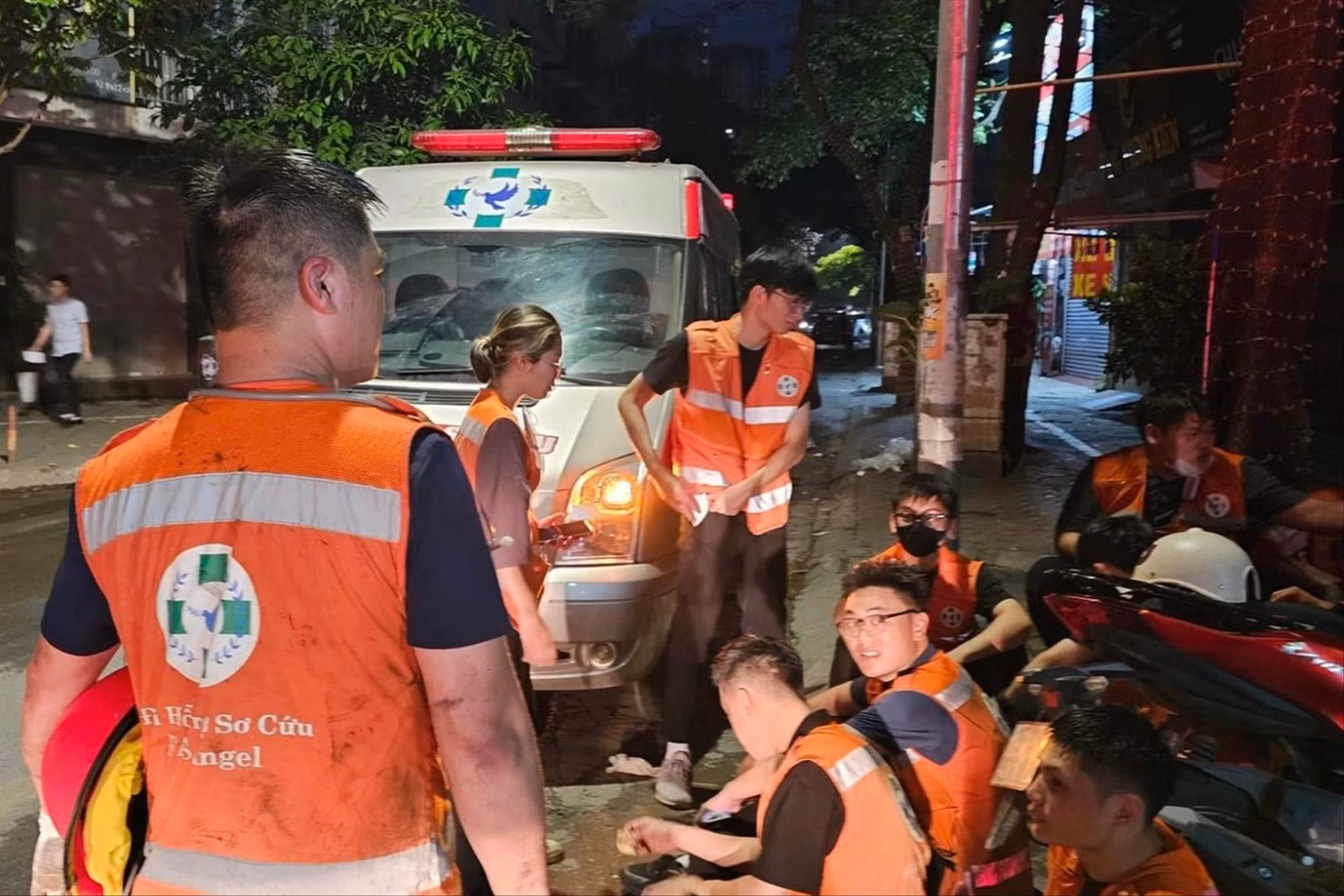 Những thành viên đội FAS Angel tham gia cứu hộ nạn nhân trong sự cố cháy nổ ở Hà Nội. Ảnh: PV. Những thành viên đội FAS Angel tham gia cứu hộ nạn nhân trong sự cố cháy nổ ở Hà Nội. Ảnh: PV.