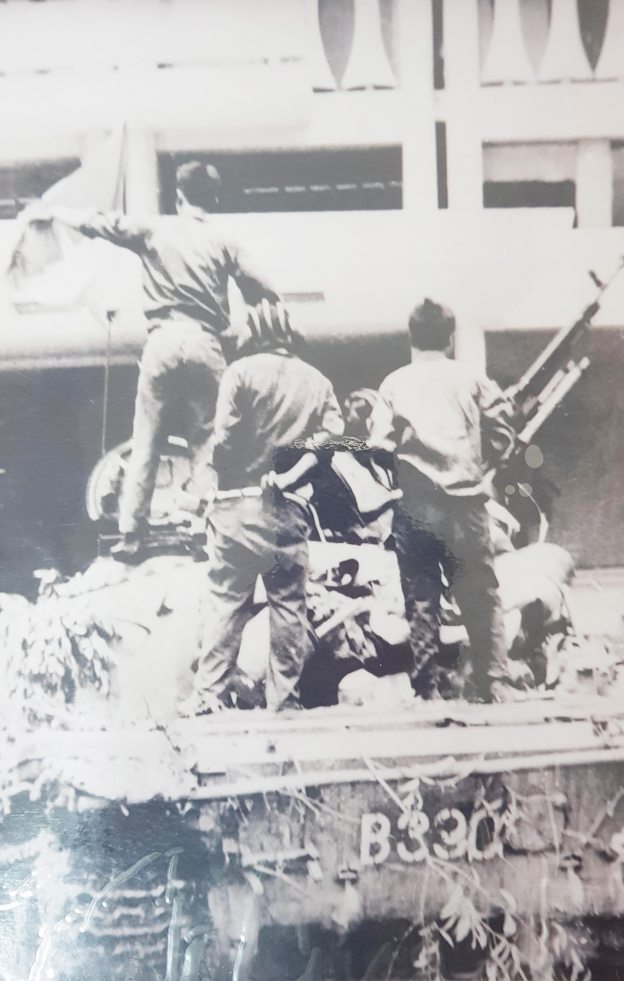 Các thành viên kíp xe tăng 390 đứng trước Dinh Độc Lập Ảnh: FRANCOISE DEMULDER