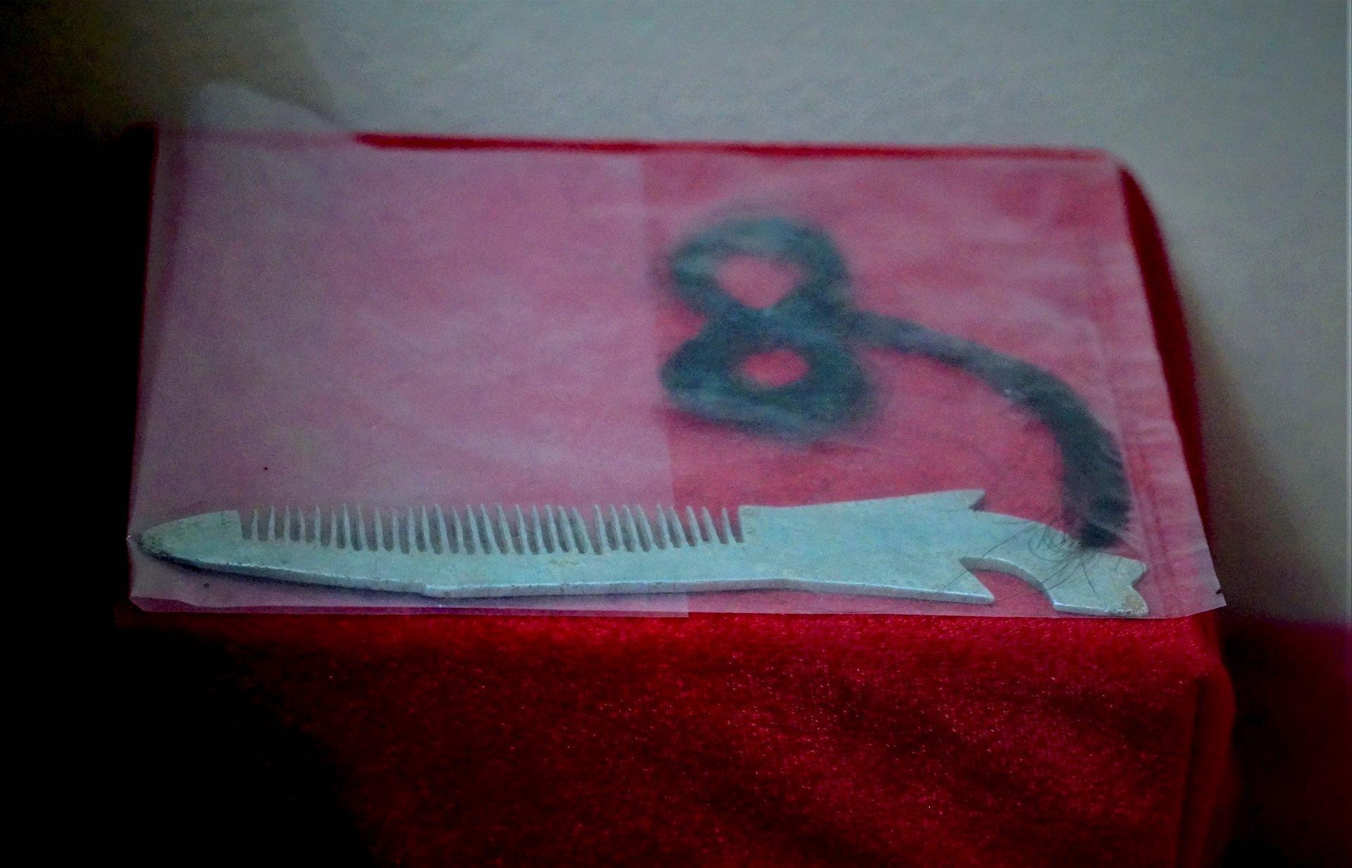 Lọn tóc thề cùng chiếc lược của nữ tiểu đội trưởng Võ Thị Tần tái hiện câu chuyện tình sắt son còn dang dở trong tuyến bom đạn giữa chị và chàng trai Nguyễn Đức Hồng - người cùng làng.