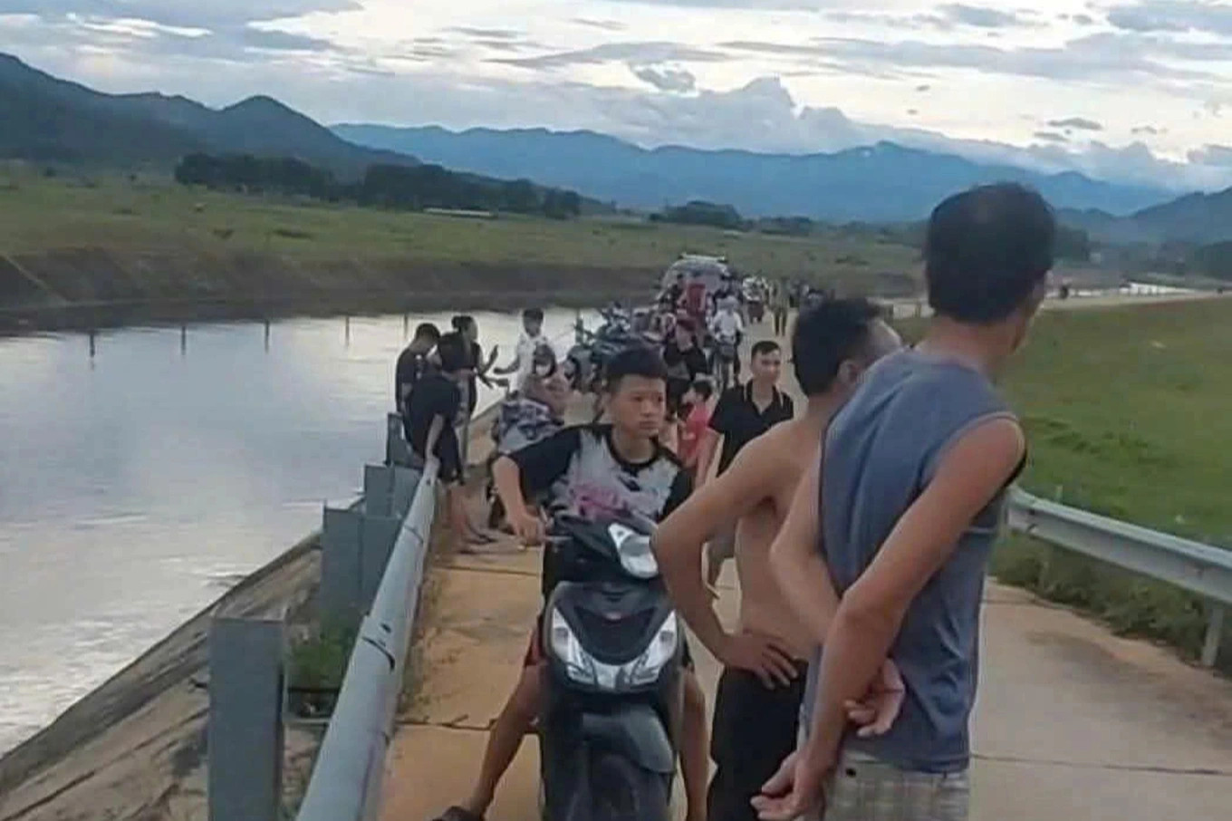 Hai anh em đuối nước khi cứu nhau dưới kênh Ngăn Trời