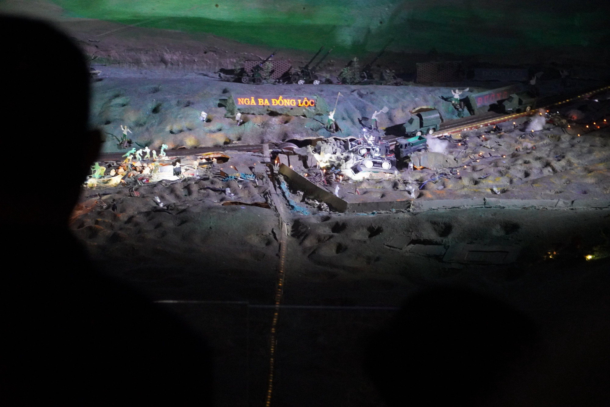 Dưới mưa bom, bão đạn của kẻ thù, hơn 16 nghìn người thuộc các lực lượng kiên cường bám trụ, chiến đấu với quyết tâm sắt đá “sống bám cầu, bám đường, chết kiên cường dũng cảm”, “tim có thể ngừng đập, nhưng đường phải thông”. Trong số đó có 10 cô gái tuổi đời còn rất trẻ thuộc Tiểu đội 4, Đại đội 552, Tổng đội Thanh niên xung phong 55 - Hà Tĩnh hy sinh khi đang phá lấp hố bom, mở đường giữ huyết mạch tiền tuyến.