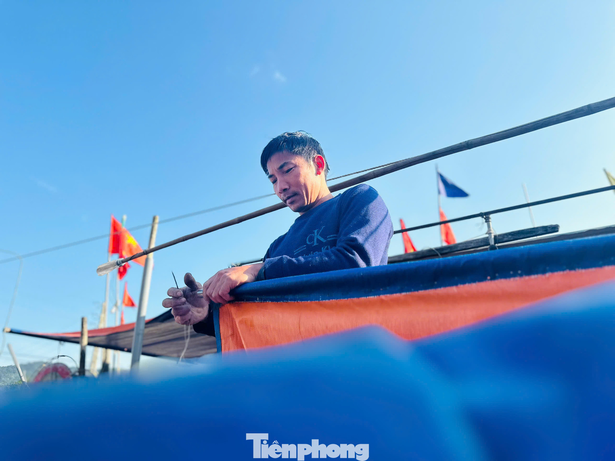 Người dân chuẩn bị ngư cụ để vươn khơi.